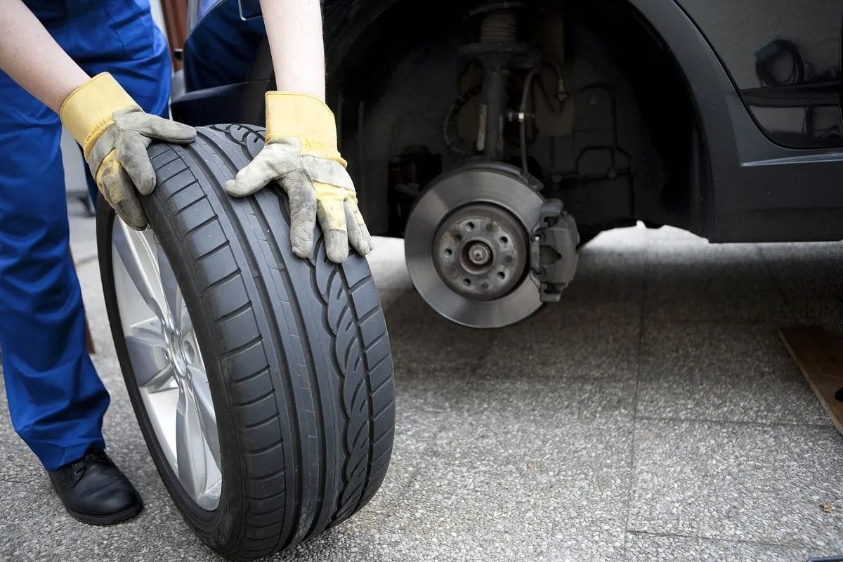 Hogyan cserélj defektes kereket lépésről lépésre egy szerelő szerint?
