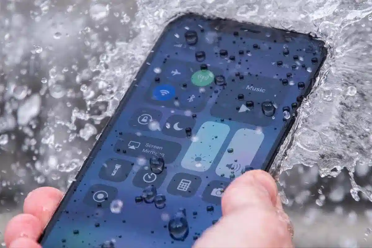 Mit tegyél, ha a telefonod vízbe esett és nem kapcsol be?